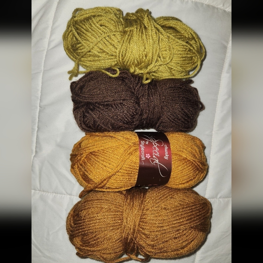 Acrylic Yarn Bundle Approx 628‎ Yards